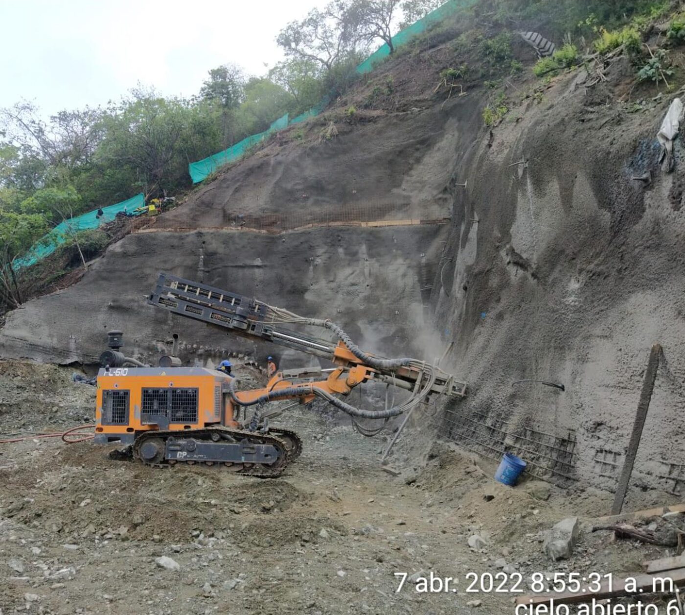 Perforadora DT43 trabajando en talud